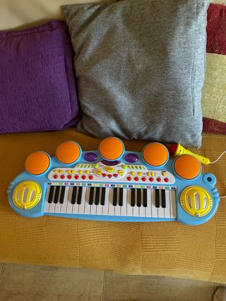 Piano giocattolo con microfono