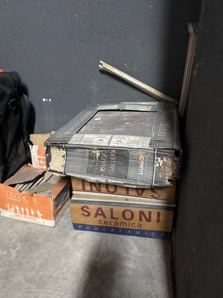 Lote de Baldosas y Material de Construcción
