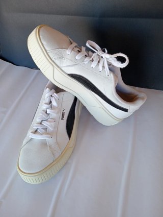 Zapatillas Puma Blancas y Negras