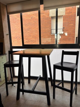 Mesa Alta de Cocina Ikea con 2 Taburetes negros 75