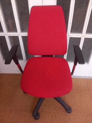 Silla de oficina ergonómica roja