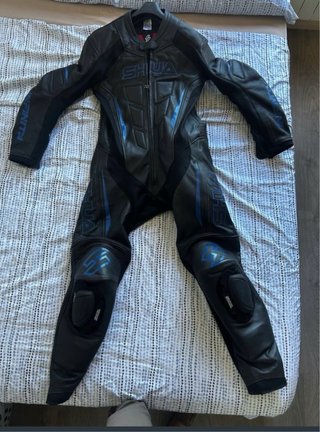 Mono de moto Shua negro y azul