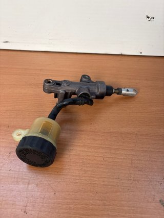 Bomba de freno trasera Yamaha R1 2004