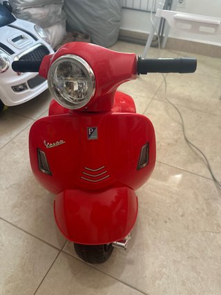 Moto de batería infantil estilo Vespa