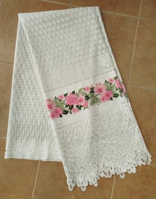 Cortina de encaje con flores