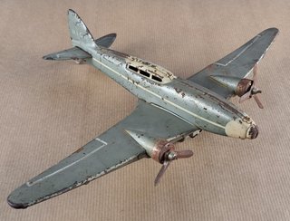 Avión Bimotor Rico de Hojalata