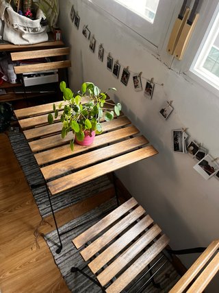 Conjunto Mesa y 2 Sillas de Madera