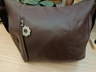 Bolso Marrón con Detalle de Flor