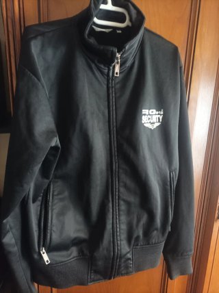 Sudadera Negra con Cremallera