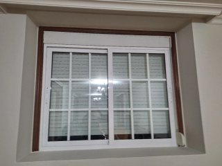 2 Ventanas Corredera Blanca con Persiana