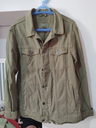 Cazadora vaquera Pull&Bear verde oliva