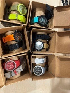 Relojes de colores con caja individual / Pack 70€