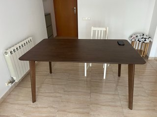 Mesa comedor Sklum madera de nogal CON GOLPES