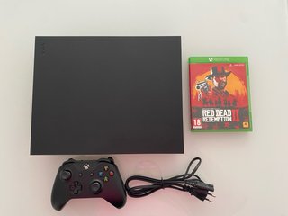 Xbox One X con Mando e Red Dead Redemption II