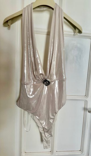 Body plateado metalizado con escote halter
