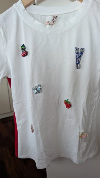 Camiseta Blanca con diferentes adornos
