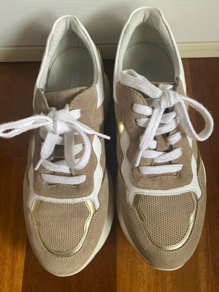 Zapatillas beige y blancas