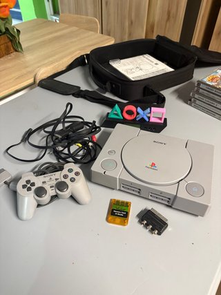 Consola PlayStation 1 (PS1) con accesorios