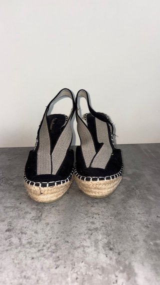 Sandalias de cuña con detalle de esparto