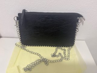 Bandolera negra con cadena