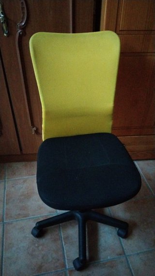 Silla de escritorio giratoria amarilla y negra