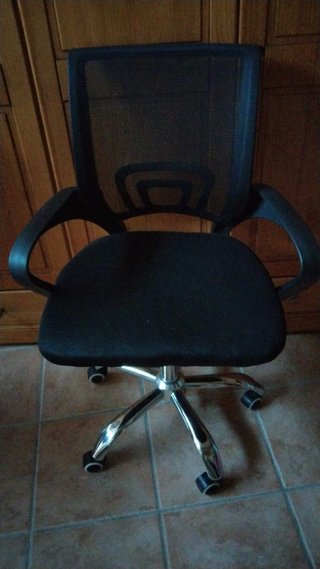 Sillón de escritorio giratorio negro