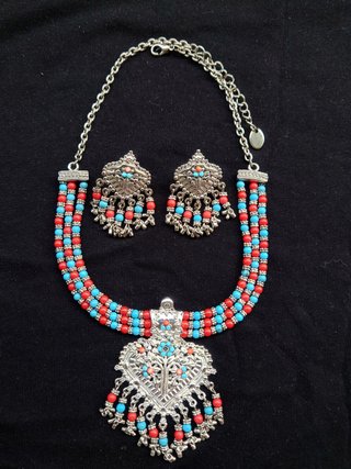 Juego de Collar y Pendientes Étnicos