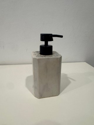 Dispensador de jabón efecto mármol, bomba negra