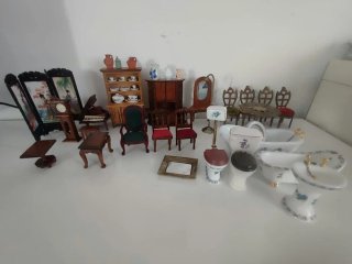Set di mobili per casa delle bambole