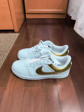 Zapatillas Nike Air Jordan Blancas y Doradas