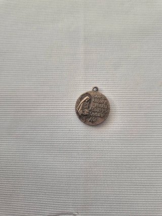 Medalla religiosa circular con reliquia