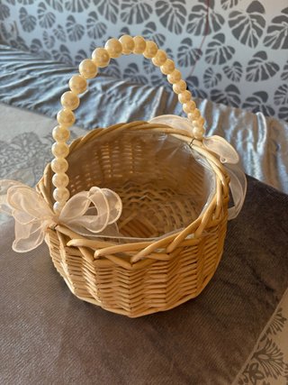 CESTA DE MIMBRE CON ASA DE PERLAS