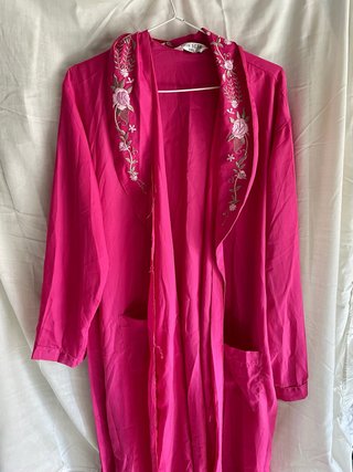 Bata y Camisón Rosa Fucsia con Bordados Florales