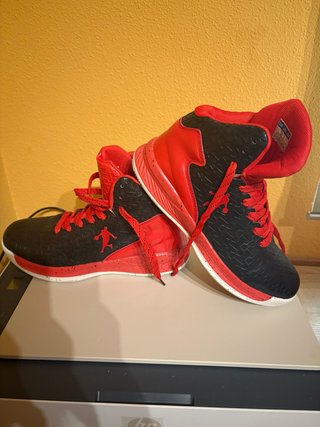Botines Deportivos Rojos y Negros Talla 44