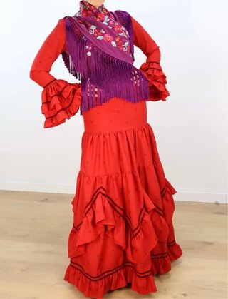Traje de flamenca rojo con mantón morado