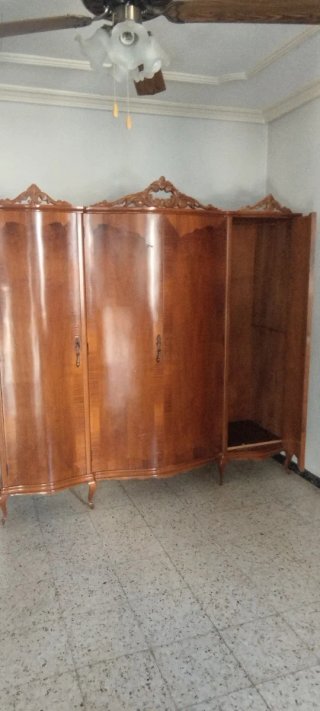 Armario Antiguo de Madera