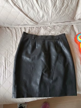 Falda de cuero negra