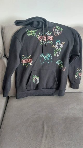 Sudadera con capucha negra estampada