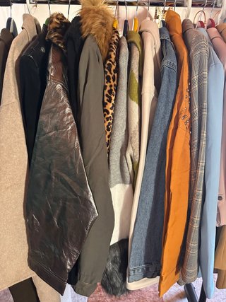 Lote de 17 Abrigos y Chaquetas de Mujer.