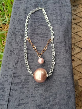 Collar con perlas y cadena plateada