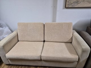 Sofá de dos plazas beige