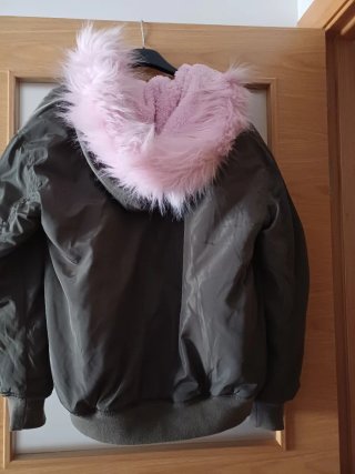 Chaqueta Verde con Capucha de Pelo Rosa