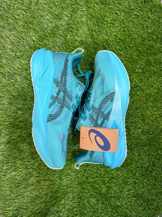 Zapatillas ASICS Novablast Talla 44.5