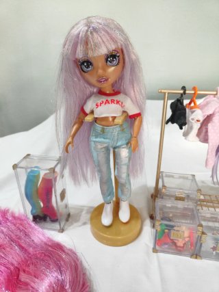 Muñeca Rainbow High con accesorios