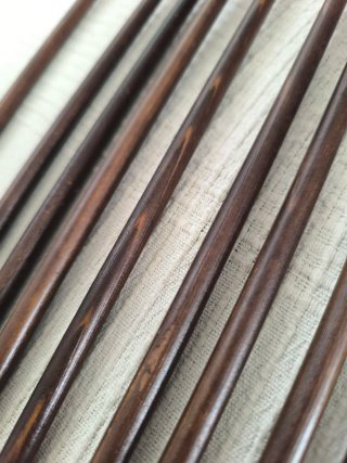 9 Flechas de Madera 11/32 con Plumas Naturales