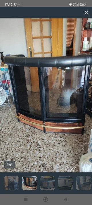 Mueble bar con acabado en madera y cristal