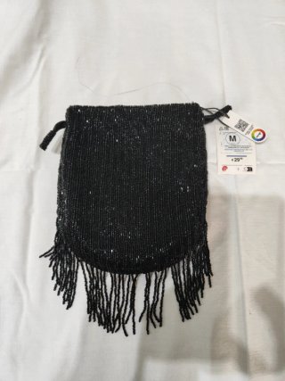 Bolso de mano con abalorios y flecos