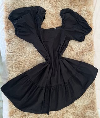 Vestido negro corto mangas abullonadas y volantes