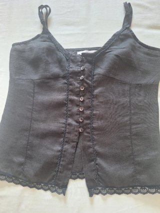 Top Negro con Botones y Detalle de Encaje
