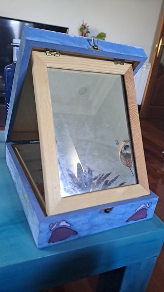 Caja de madera con espejo